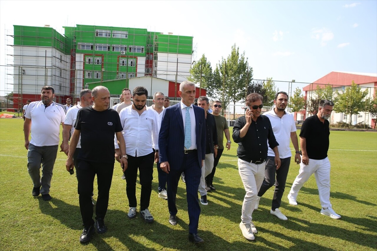 Türkiye Futbol Federasyonu (TFF) Başkanı İbrahim Hacıosmanoğlu (solda), Diyarbakır Ticaret ve...