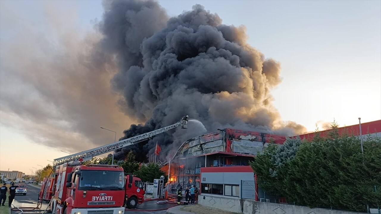 Tekirdağ'ın Çerkezköy ilçesinde plastik madde üretimi yapan fabrikada çıkan yangına müdahale...