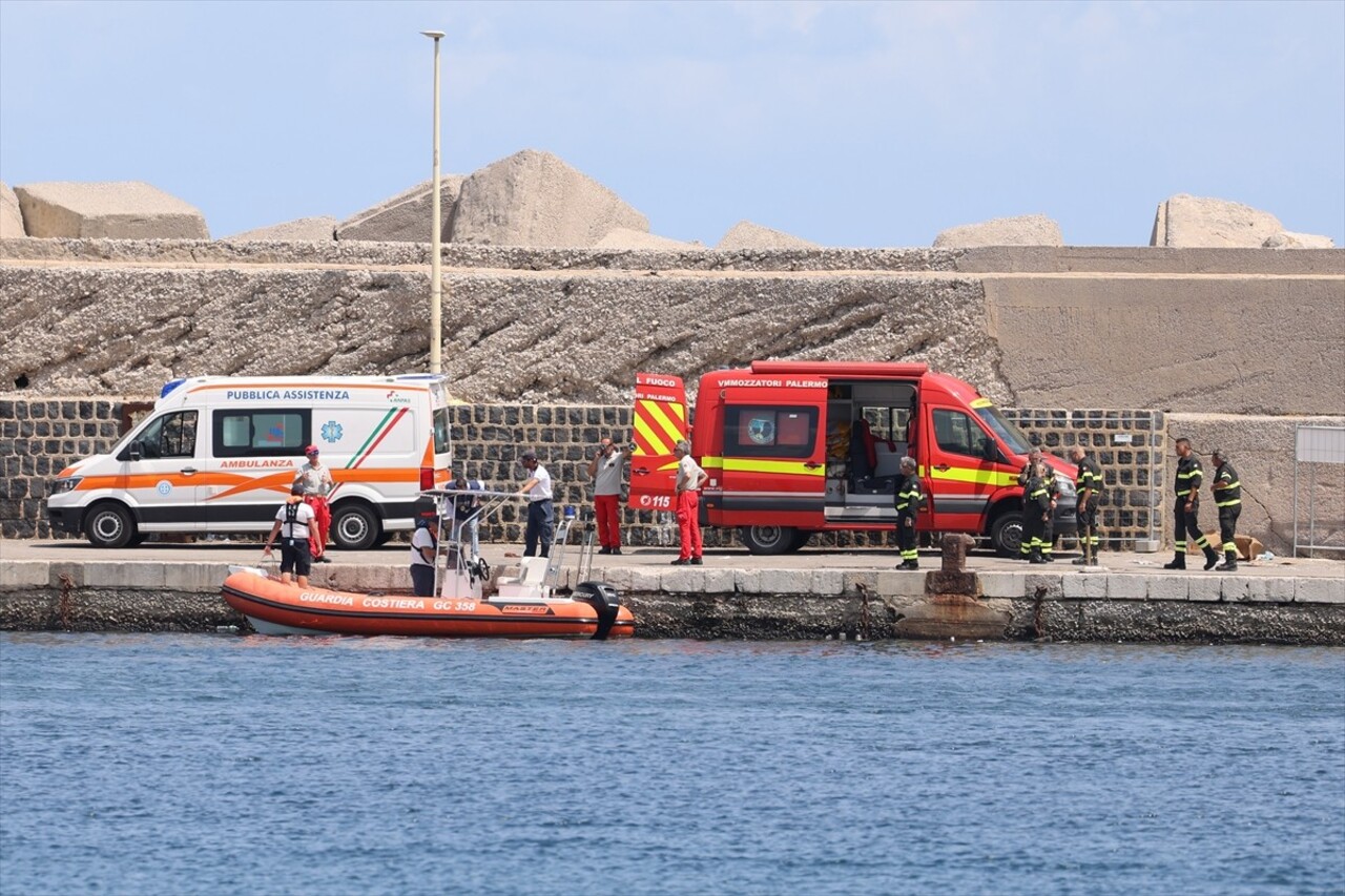 İtalya'nın Palermo kenti yakınlarında 56 metre uzunluğunda yelkenli bir gezi teknesinin fırtına...