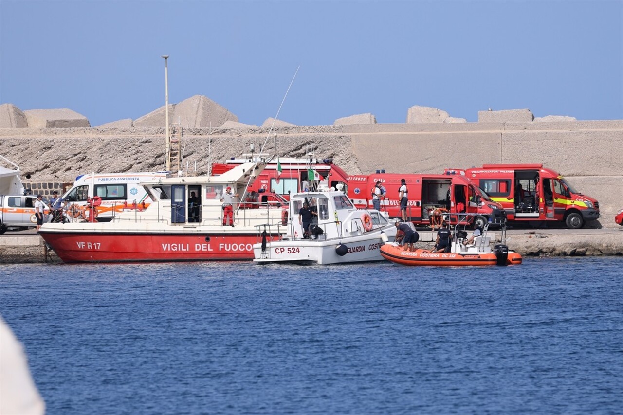 İtalya'nın Palermo kenti yakınlarında 56 metre uzunluğunda yelkenli bir gezi teknesinin fırtına...