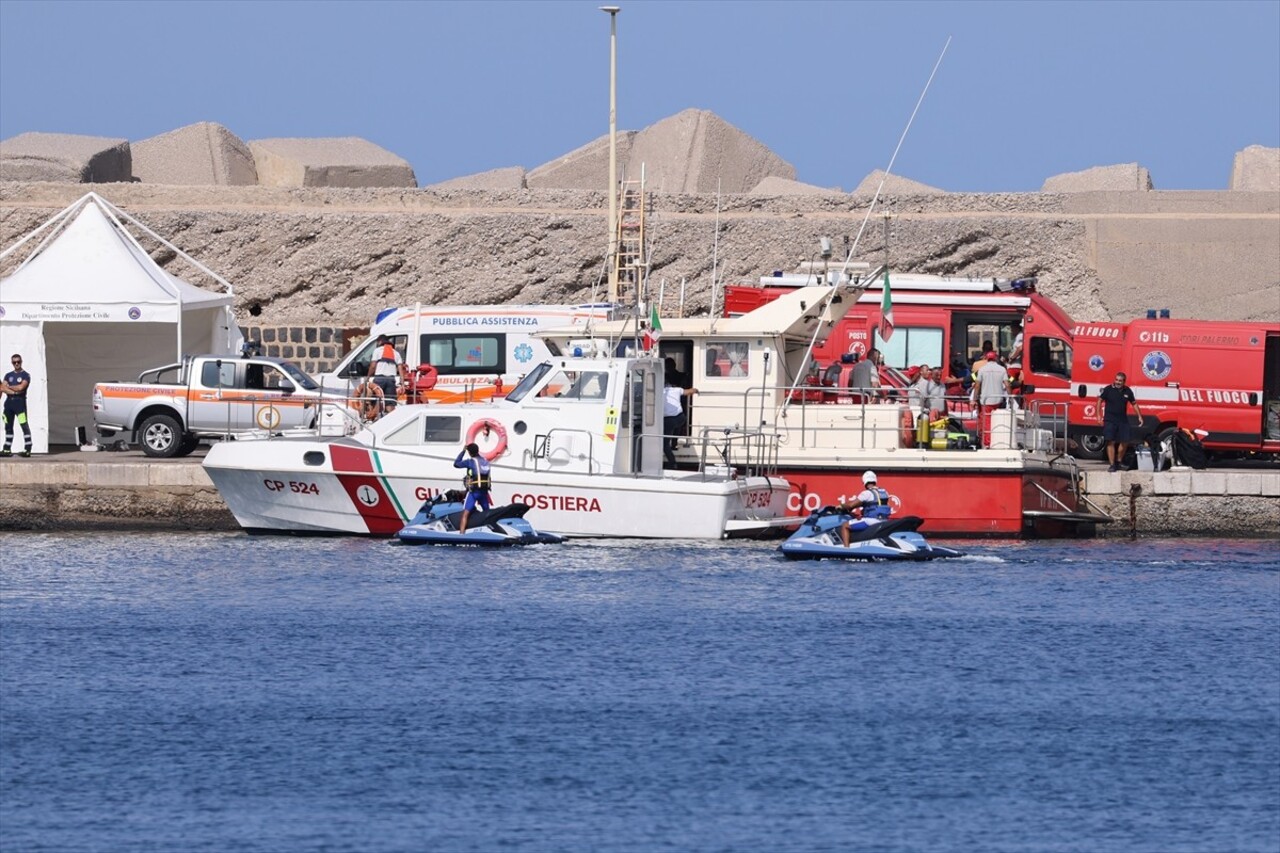 İtalya'nın Palermo kenti yakınlarında 56 metre uzunluğunda yelkenli bir gezi teknesinin fırtına...