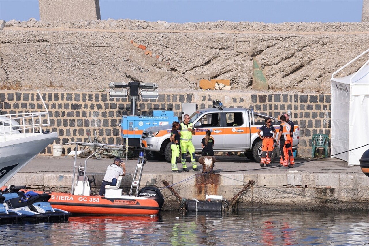 İtalya'nın Palermo kenti yakınlarında 56 metre uzunluğunda yelkenli bir gezi teknesinin fırtına...