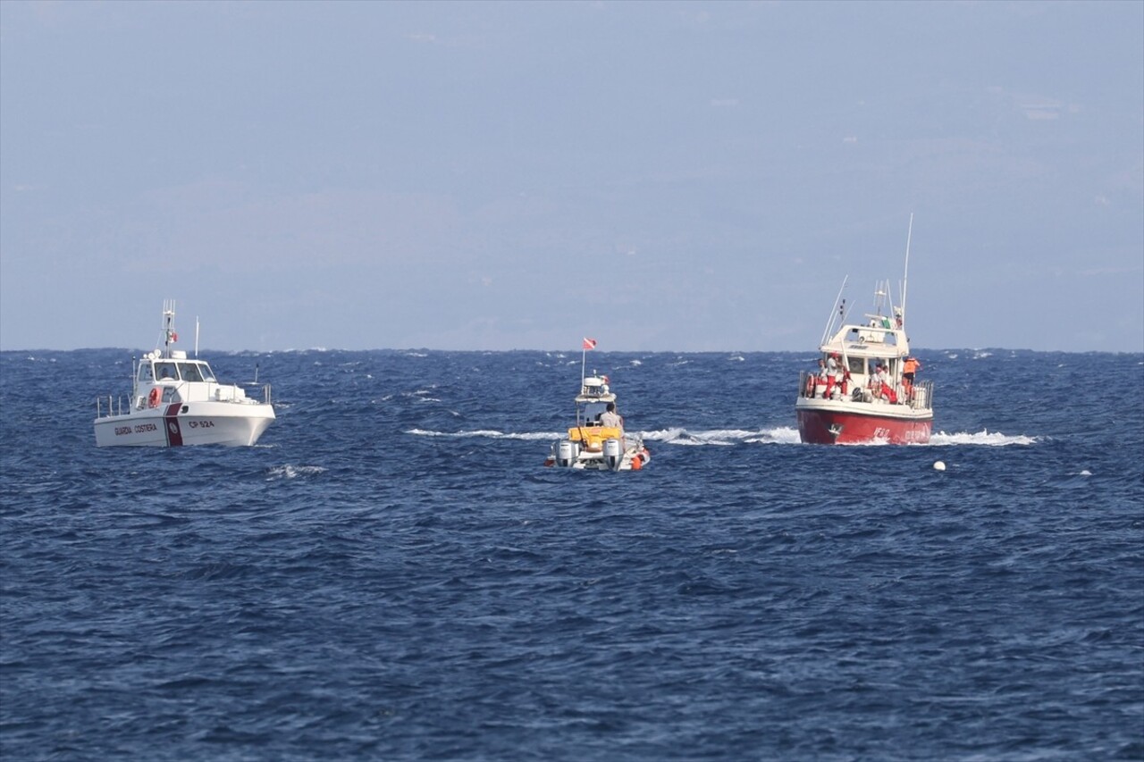 İtalya'nın Palermo kenti yakınlarında 56 metre uzunluğunda yelkenli bir gezi teknesinin fırtına...