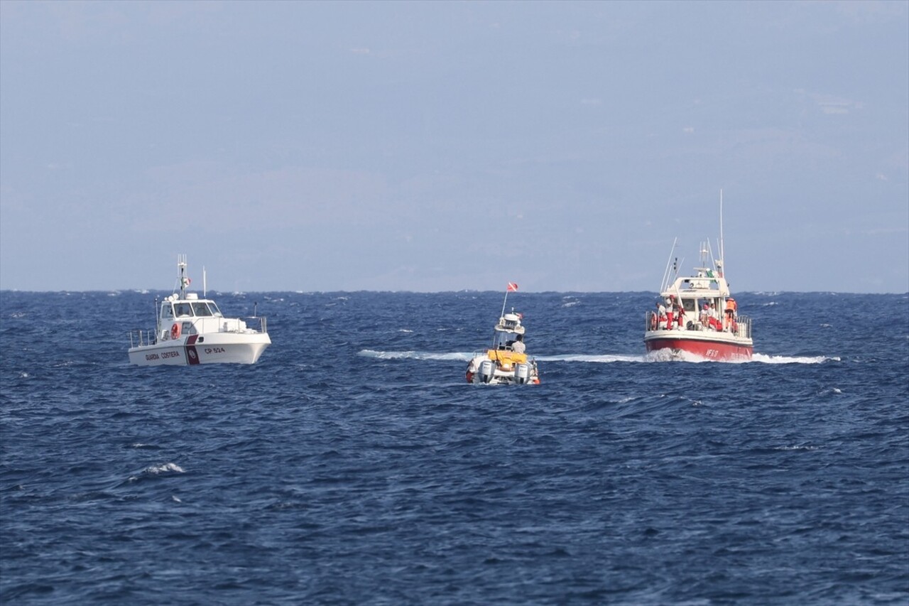 İtalya'nın Palermo kenti yakınlarında 56 metre uzunluğunda yelkenli bir gezi teknesinin fırtına...