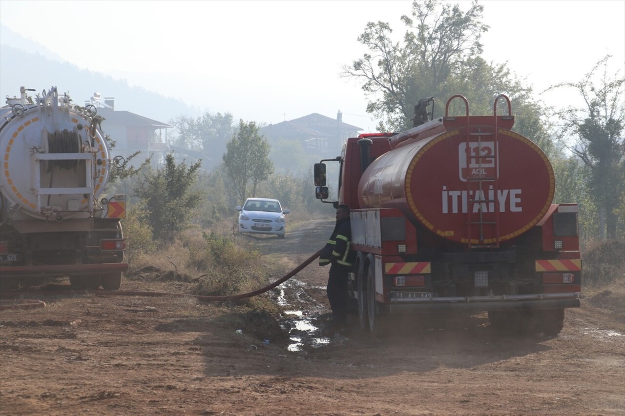 Çankırı'nın Ilgaz ilçesinde dün çıkan orman yangını söndürülmeye çalışılıyor.