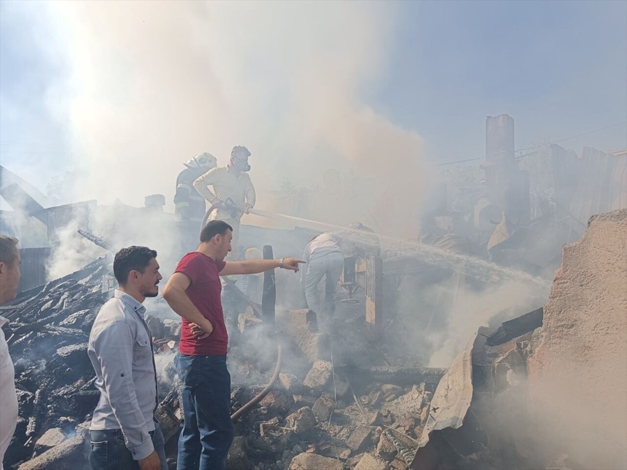 Kastamonu'nun Tosya ilçesinde, 3 evin kullanılamaz hale geldiği yangında evde olduğu düşünülen...