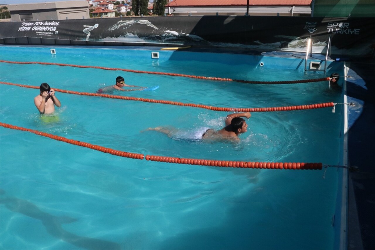 Gençlik ve Spor Bakanlığının başlattığı "Yüzme Bilmeyen Kalmasın Projesi" kapsamında, Yozgat'ın...