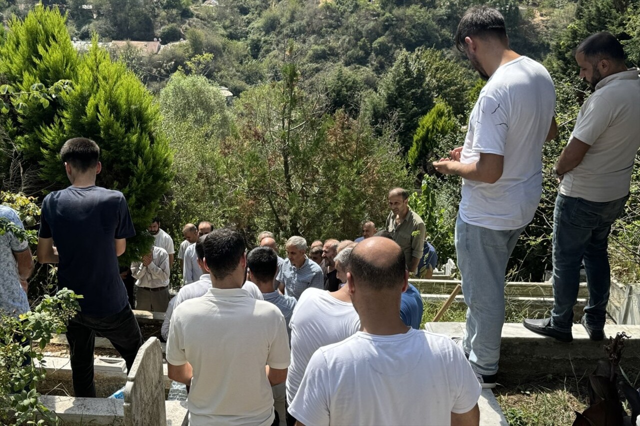 Fatih'te sahipsiz köpeklerin saldırısı sonucu ağır yaralanan kişi kaldırıldığı hastanede yaşamını...