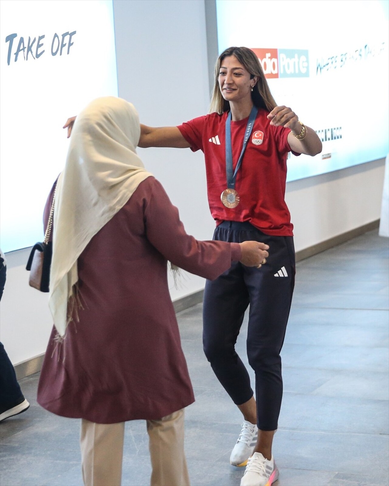 Paris 2024 Olimpiyat Oyunları'nda tekvandoda kadınlar +67 kiloda bronz madalya kazanan milli...