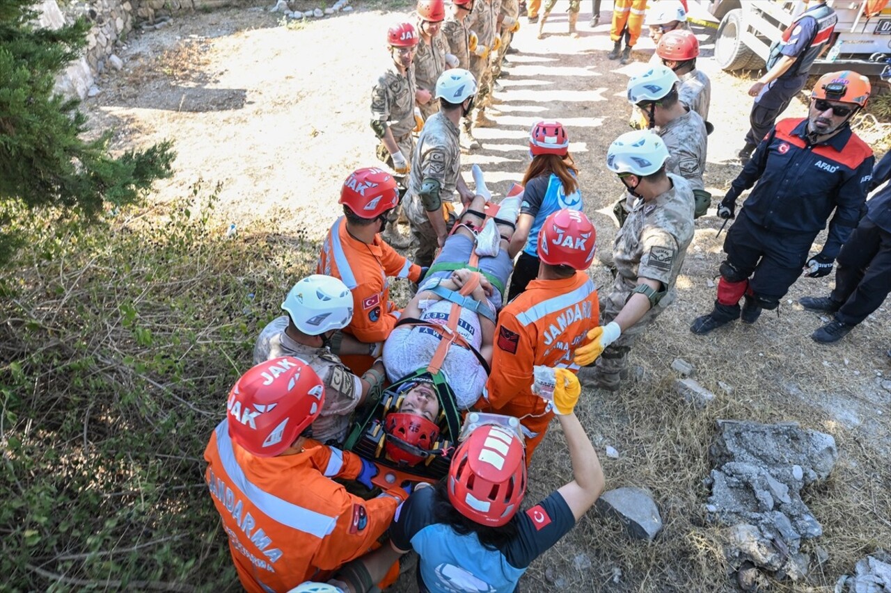 Antalya'da Vali Hulusi Şahin başkanlığında "Saha Uzantılı TAMP Deprem Tatbikatı" gerçekleştirildi....