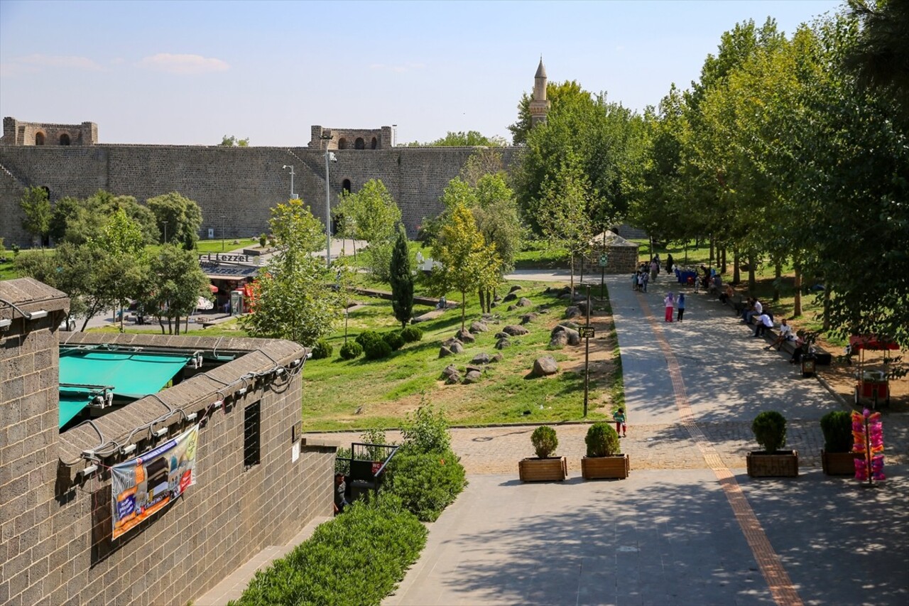 Diyarbakır'da 40 dereceyi aşan hava sıcaklığı yaşamı olumsuz etkiliyor. Kentte aşırı sıcaktan...