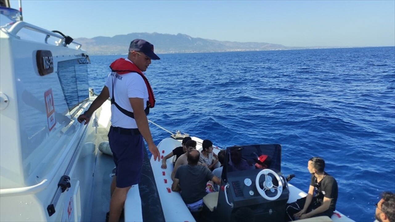 Muğla'nın Bodrum ilçesi açıklarında 10 düzensiz göçmen yakalandı, 50 göçmen kurtarıldı. Düzensiz...