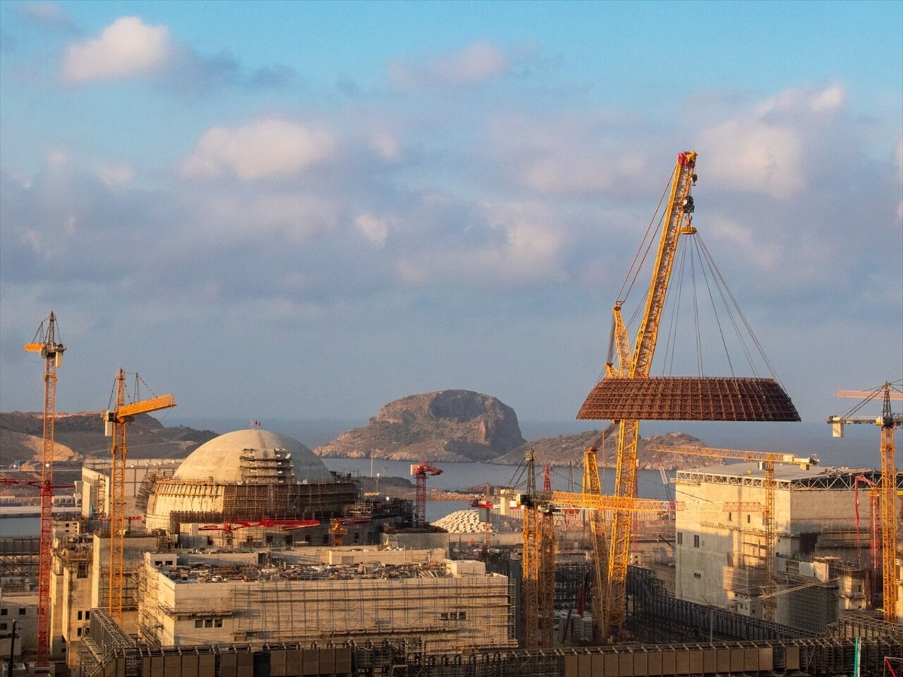 Mersin'in Gülnar ilçesinde yapımı süren Akkuyu Nükleer Güç Santrali'nde (NGS), birinci ünitenin...