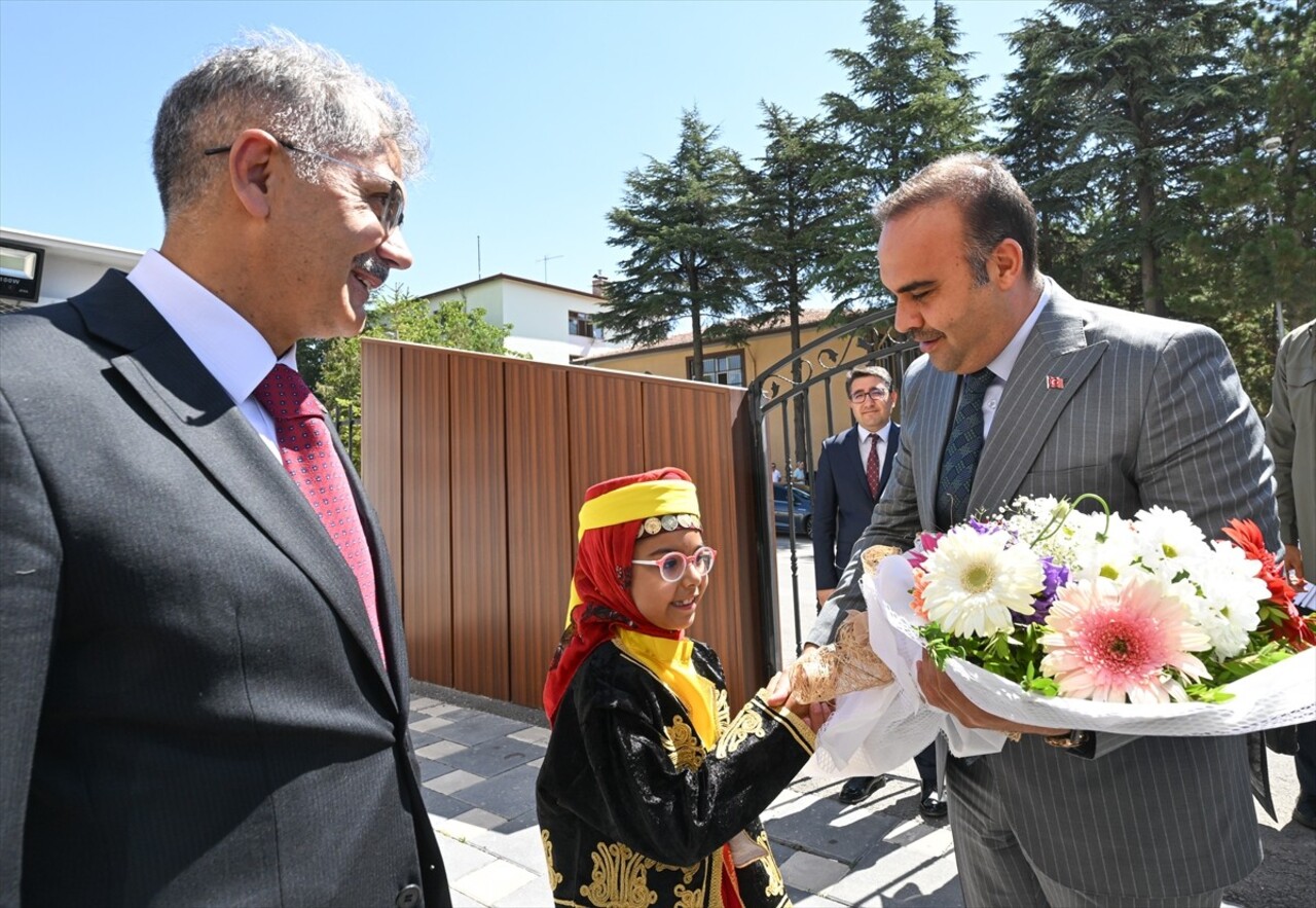 Sanayi ve Teknoloji Bakanı Mehmet Fatih Kacır (solda), Niğde'deki programı kapsamında Valiliği...