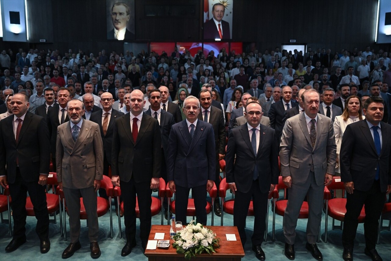 Ulaştırma ve Altyapı Bakanı Abdulkadir Uraloğlu (ortada), Karayolları Genel Müdürlüğünde...