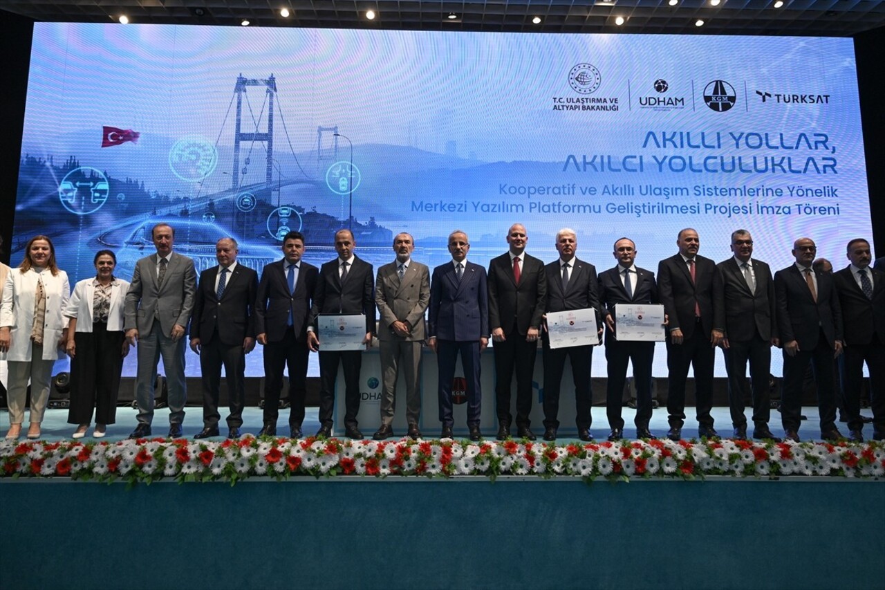 Ulaştırma ve Altyapı Bakanı Abdulkadir Uraloğlu (ortada), Karayolları Genel Müdürlüğünde...