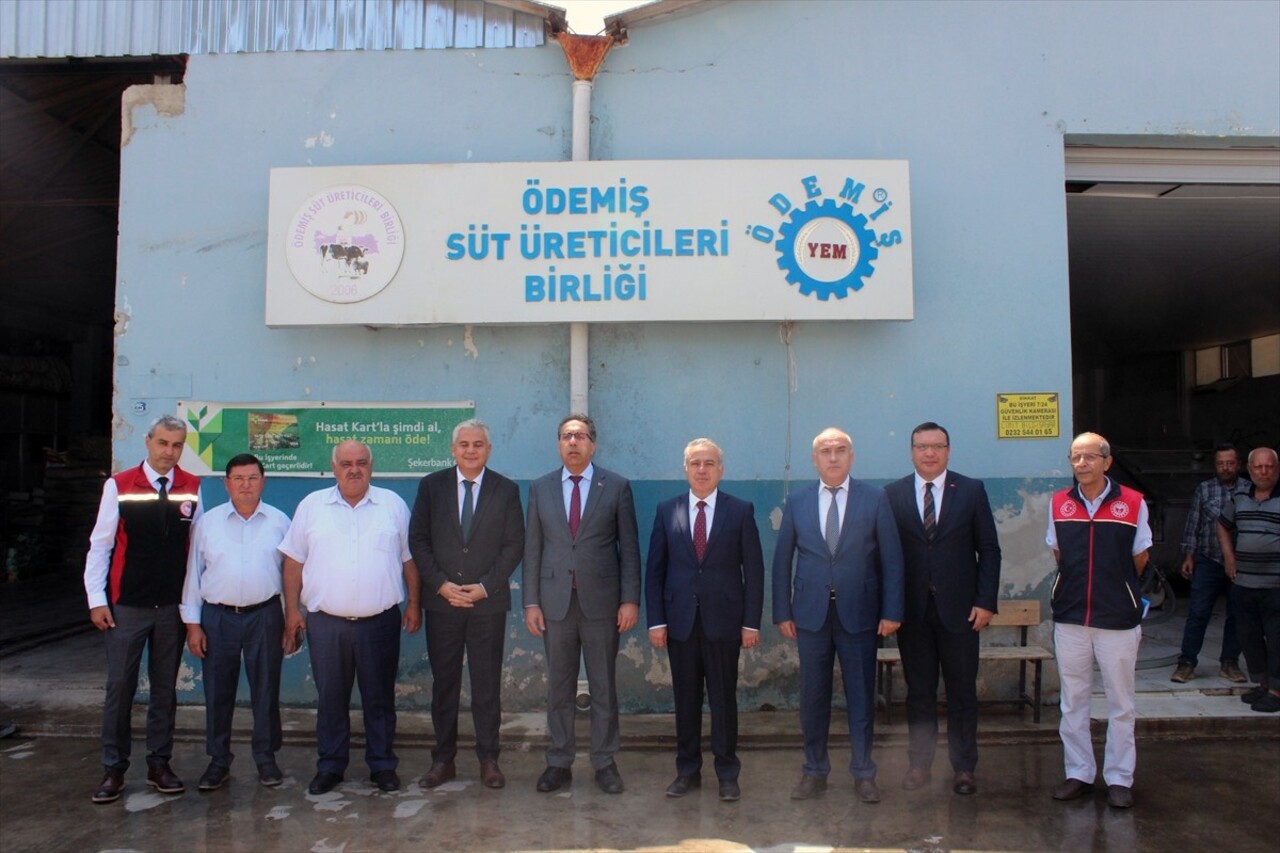 Tarım ve Orman Bakan Yardımcısı Prof. Dr. Ahmet Gürmen (sağda), İzmir'in Ödemiş ilçesinde yeni...