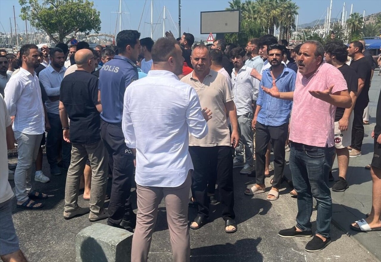 Muğla'nın Bodrum ilçesinde bir grup esnaf, taklit ürün denetimini engellemek için yolu ulaşıma...