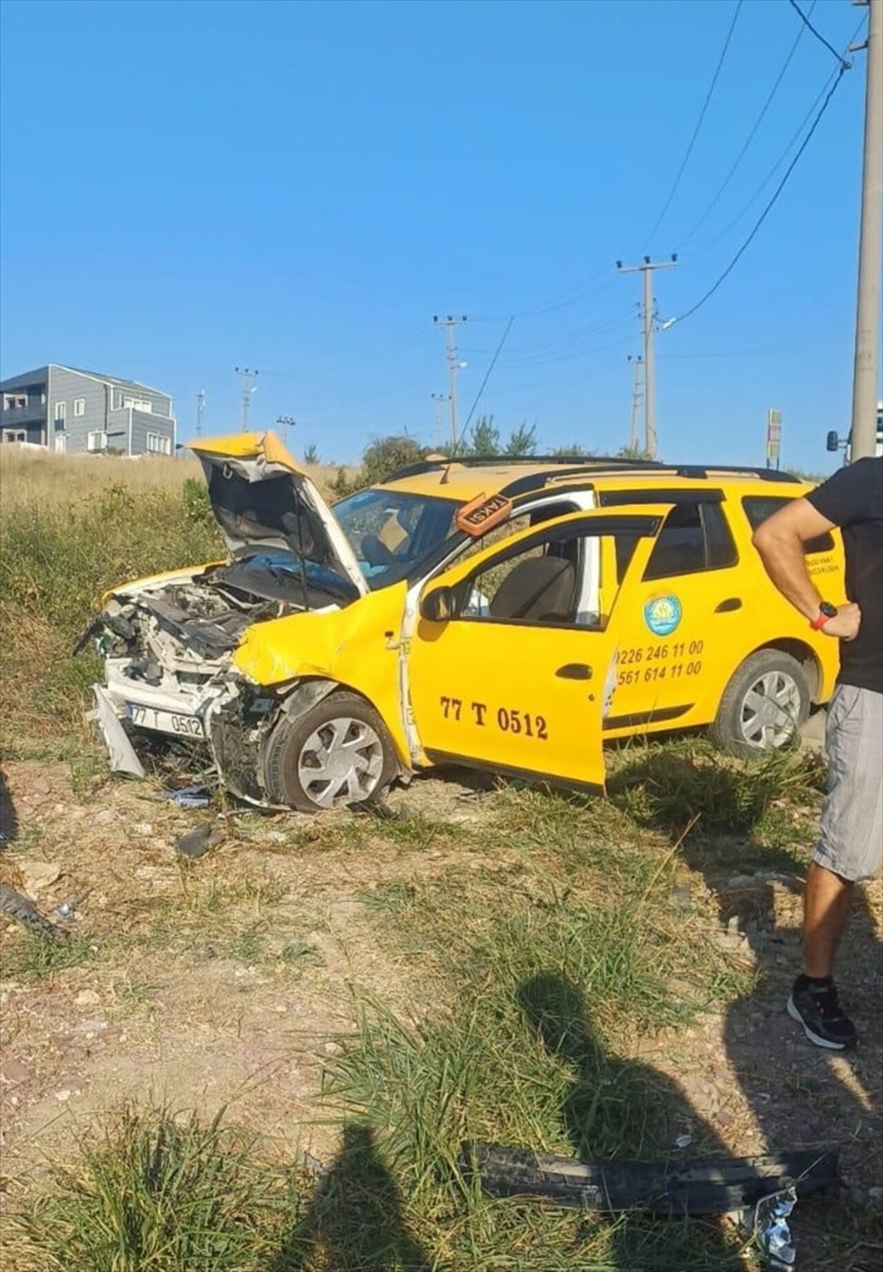 Yalova'nın Çınarcık ilçesinde taksi ile otomobilin çarpıştığı kazada yaralanan 5 kişi, hastanede...