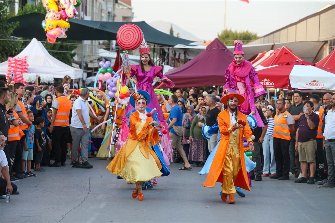 Uşak'ta, Eşme 26. Uluslararası Turistik Kilim, Kültür ve Sanat Festivali açılış töreniyle başladı....