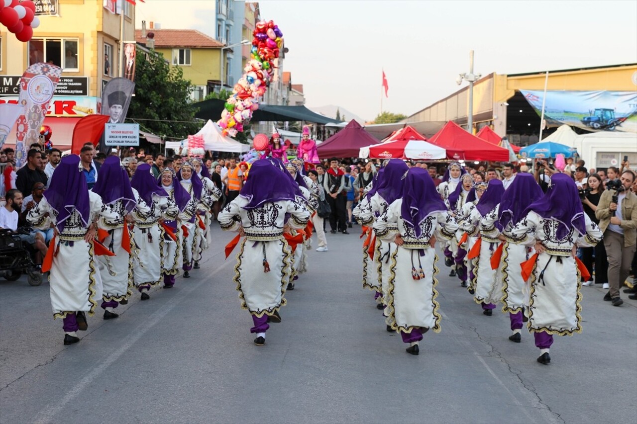 Uşak'ta, Eşme 26. Uluslararası Turistik Kilim, Kültür ve Sanat Festivali açılış töreniyle başladı....