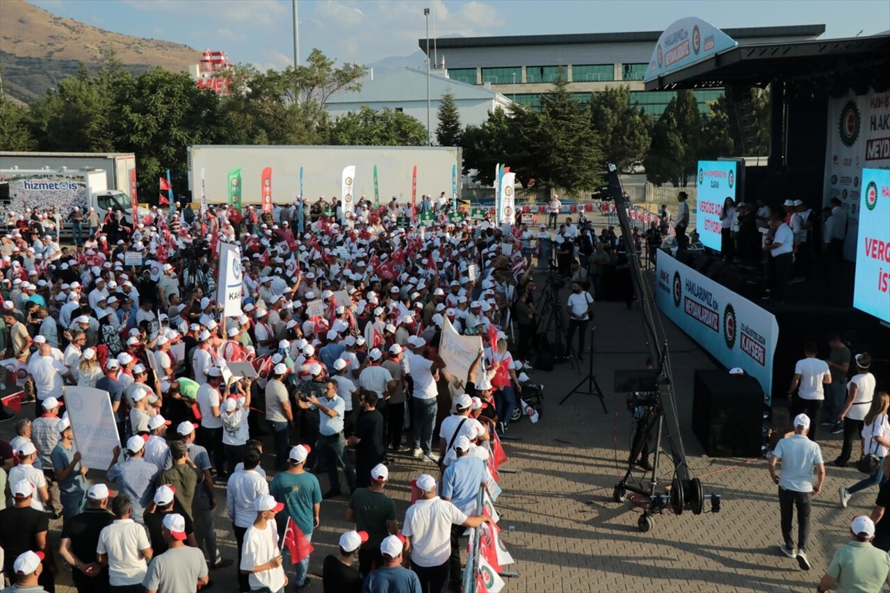 HAK-İŞ Genel Başkanı Mahmut Arslan, üyeleriyle Kayseri Organize Sanayi Bölgesi'ndeki bir alanda...