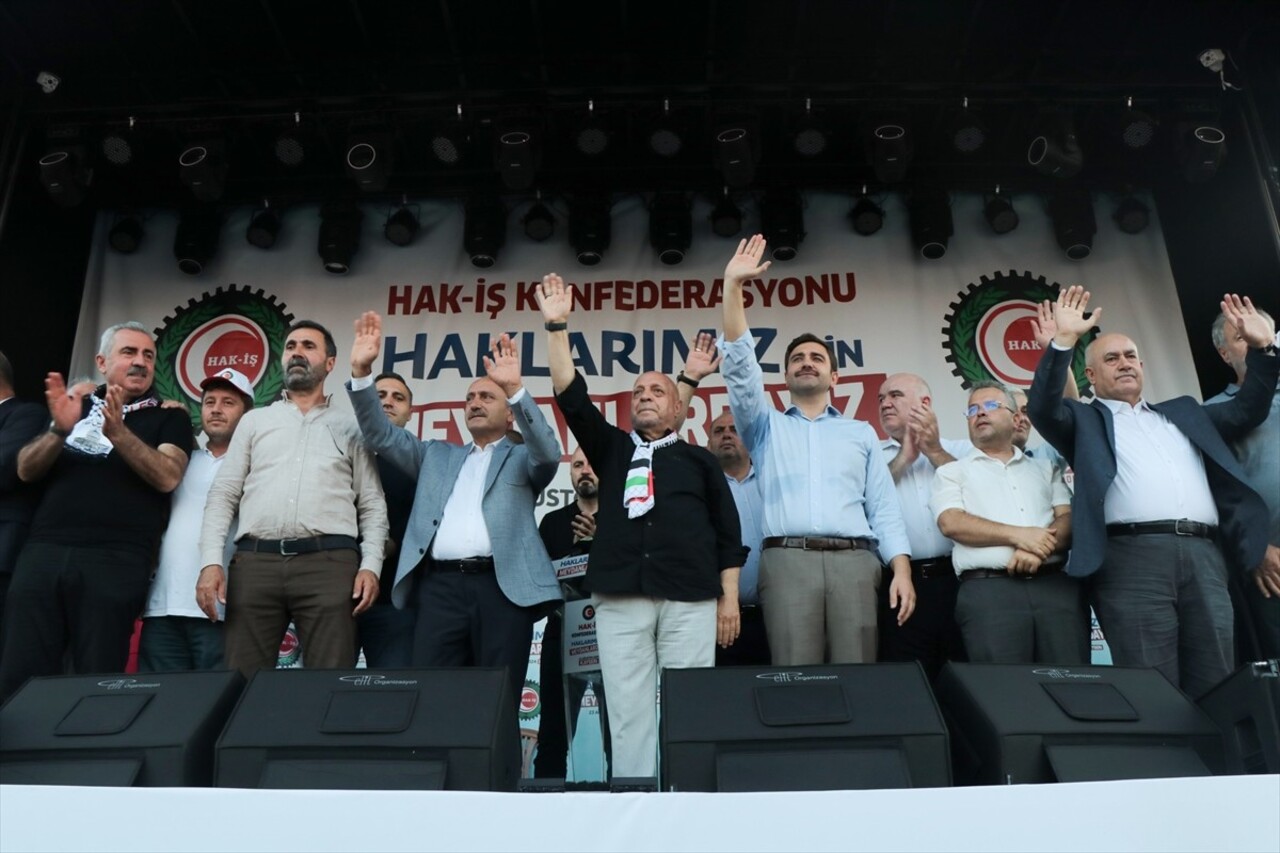 HAK-İŞ Genel Başkanı Mahmut Arslan, üyeleriyle Kayseri Organize Sanayi Bölgesi'ndeki bir alanda...