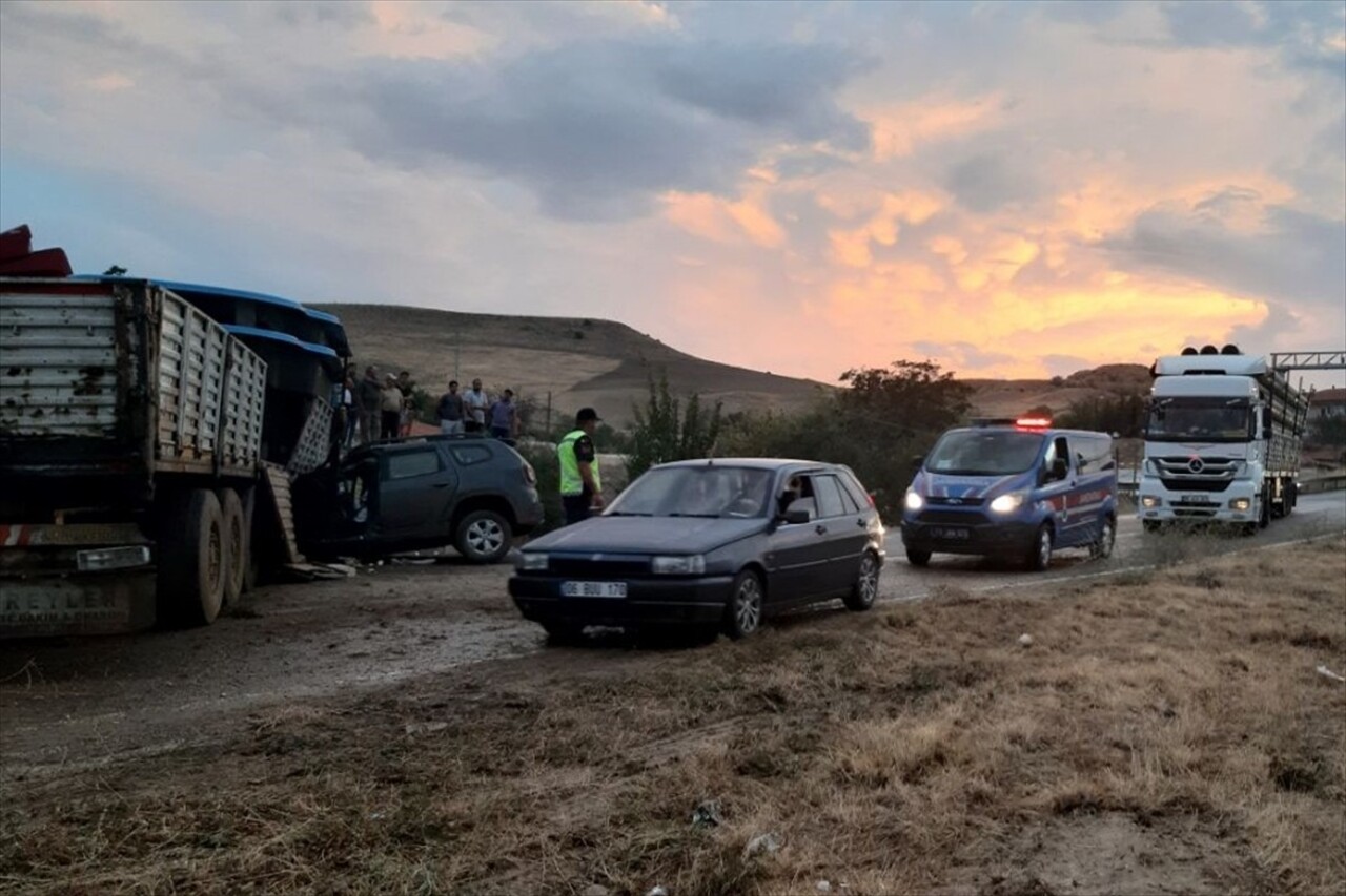 Kırıkkale'nin Karakeçili ilçesinde tır ile otomobilin çarpışması sonucu yaralanan 6 kişi tedavi...