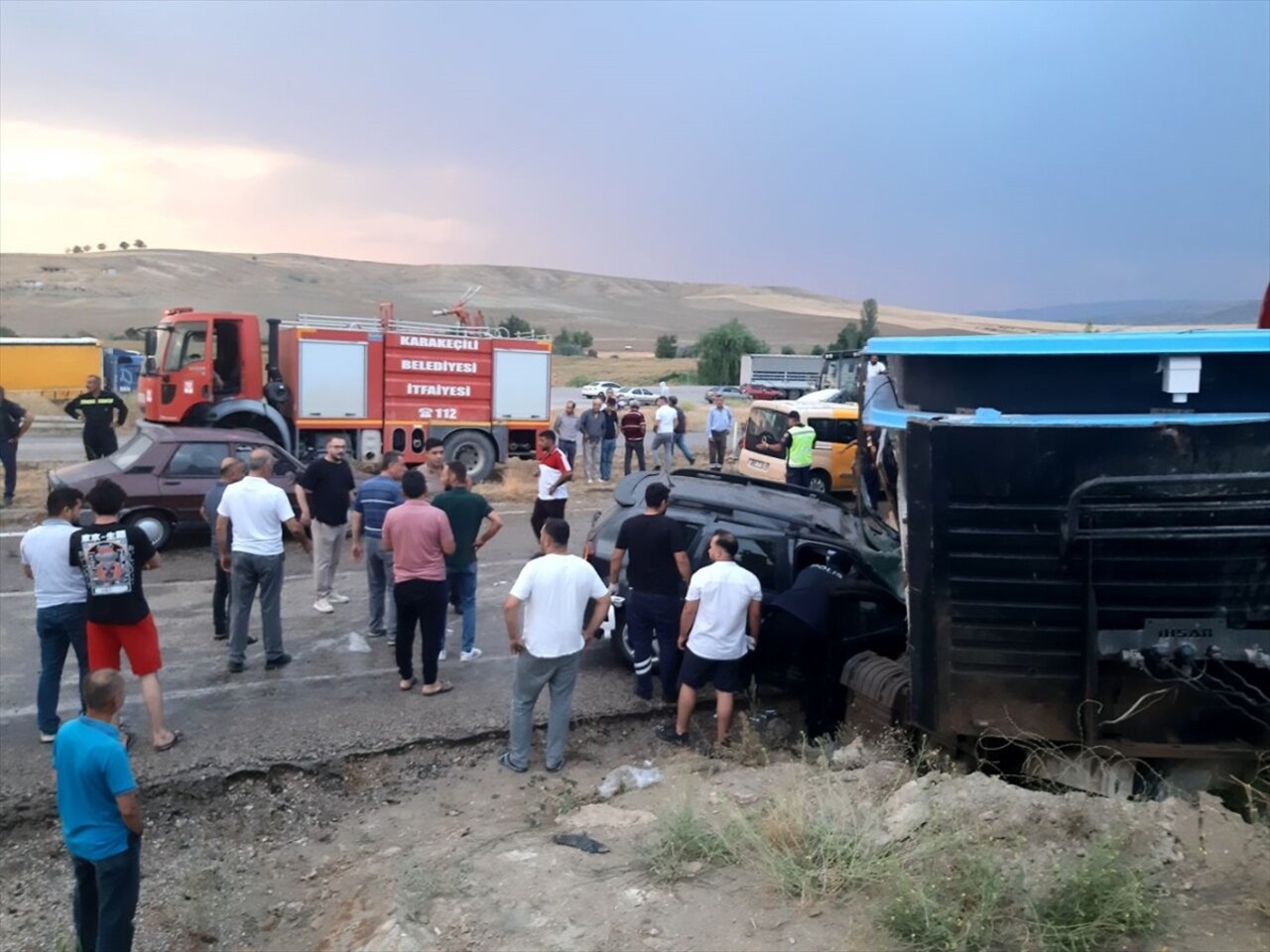 Kırıkkale'nin Karakeçili ilçesinde tır ile otomobilin çarpışması sonucu yaralanan 6 kişi tedavi...