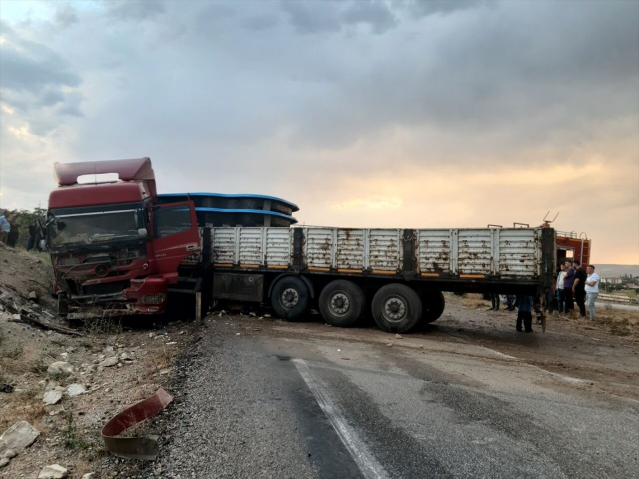 Kırıkkale'nin Karakeçili ilçesinde tır ile otomobilin çarpışması sonucu yaralanan 6 kişi tedavi...