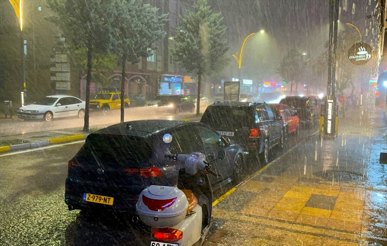 Aksaray'da sağanak sonrası su baskınları meydana geldi, dolu nedeniyle çok sayıda araç hasar...