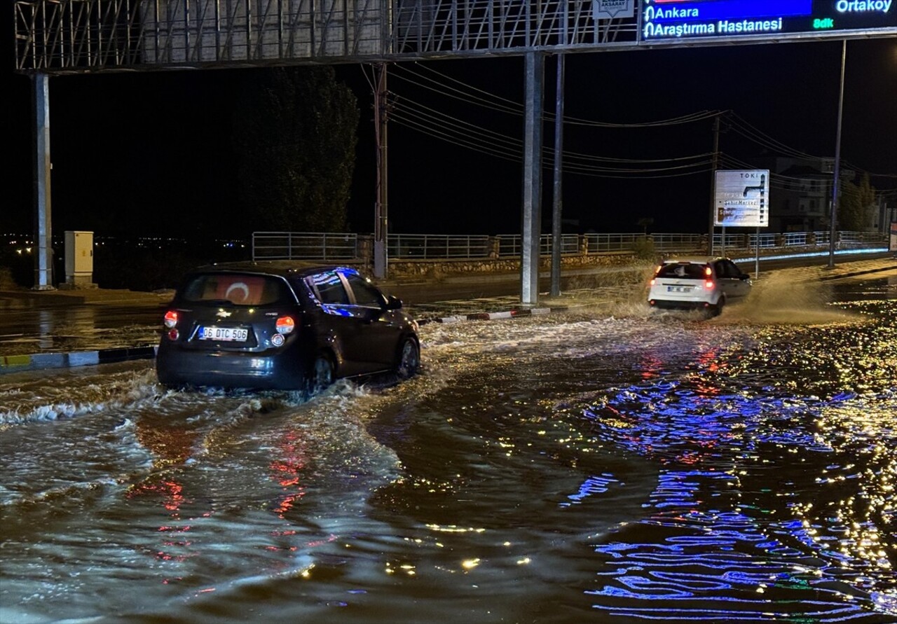 Aksaray'da sağanak sonrası su baskınları meydana geldi, dolu nedeniyle çok sayıda araç hasar...