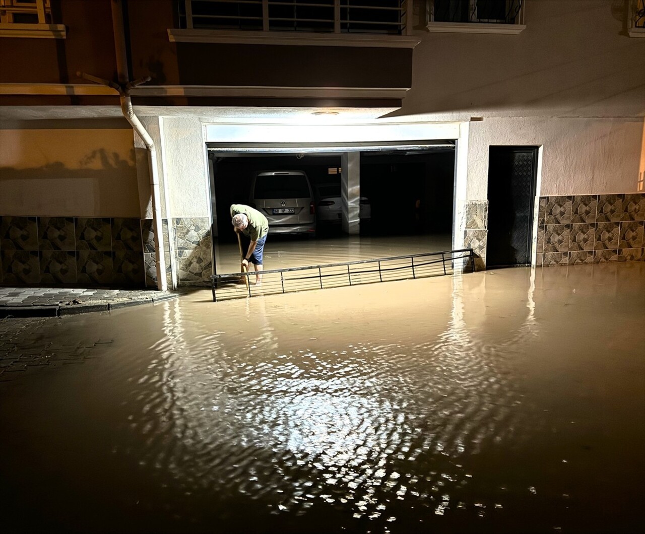 Aksaray'da sağanak sonrası su baskınları meydana geldi, dolu nedeniyle çok sayıda araç hasar...