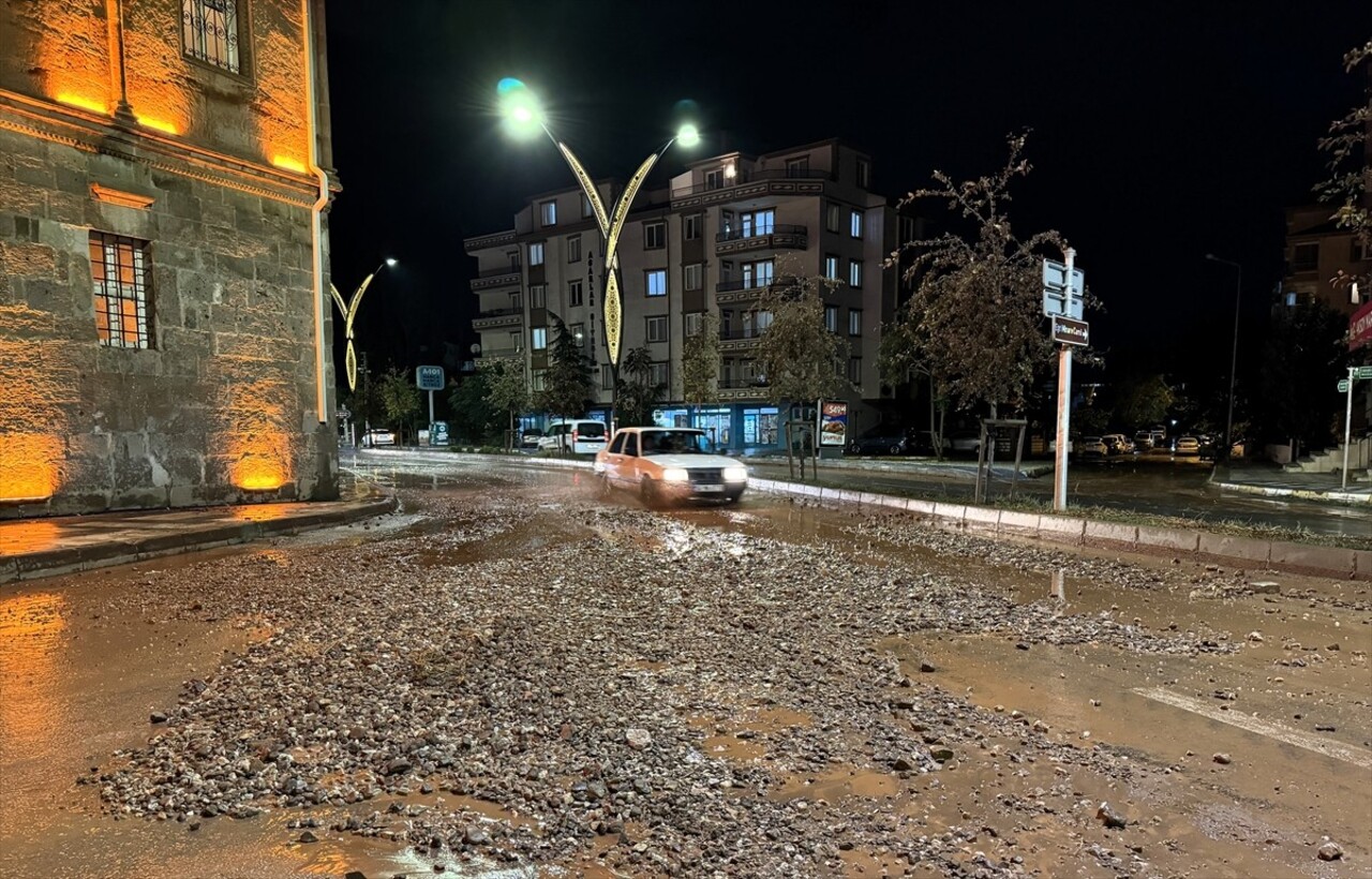 Aksaray'da sağanak sonrası su baskınları meydana geldi, dolu nedeniyle çok sayıda araç hasar...