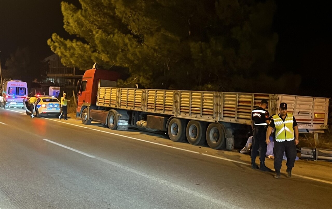 Muğla'nın Bodrum ilçesinde, park halindeki tıra arkadan çarpan motosikletin sürücüsü hayatını...