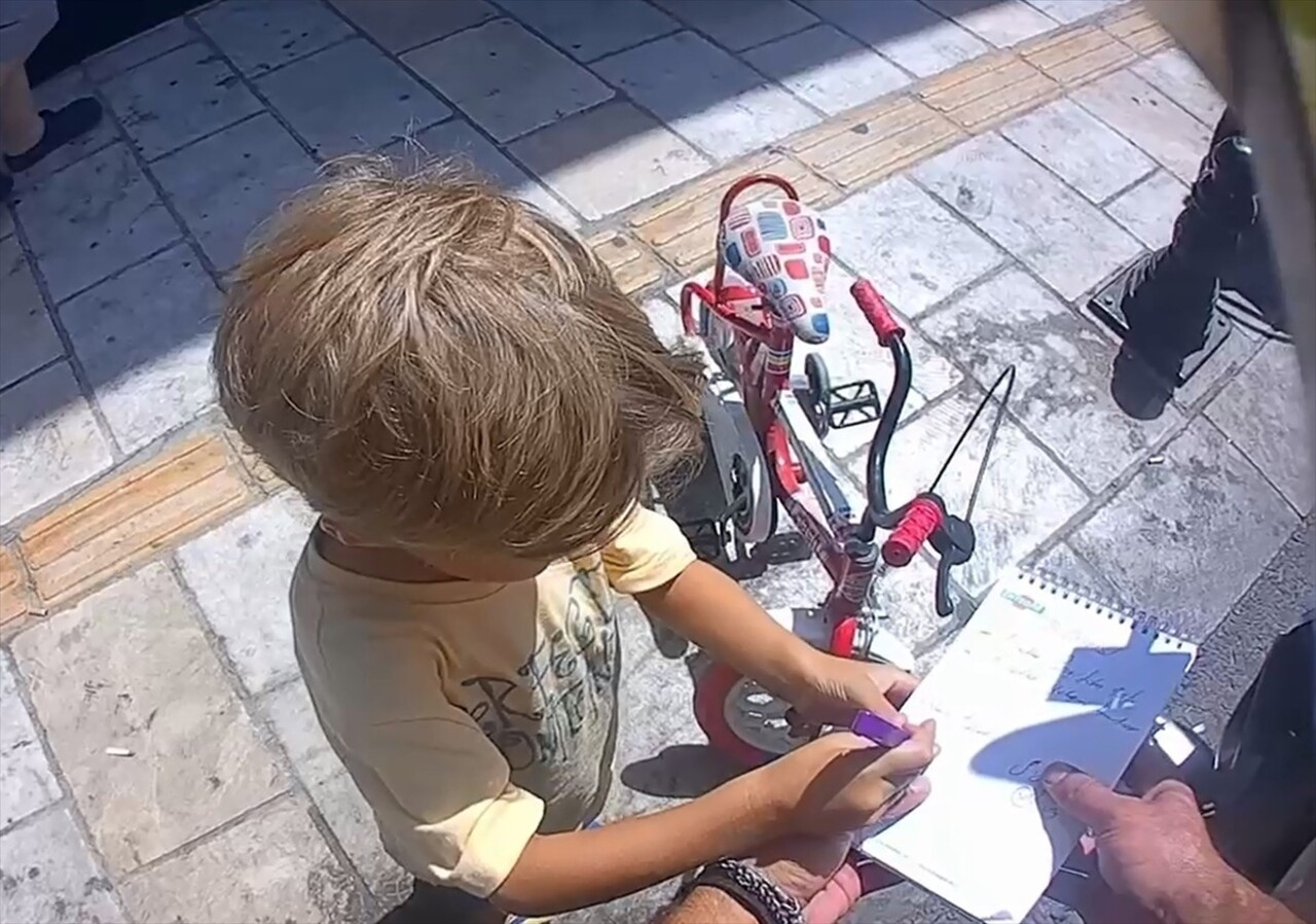 Muğla'nın Bodrum ilçesinde trafik polisi ile kaldırımda bisiklet süren çocuğun "trafik cezası"...