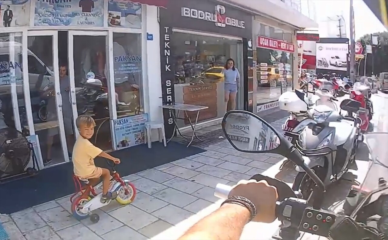 Muğla'nın Bodrum ilçesinde trafik polisi ile kaldırımda bisiklet süren çocuğun "trafik cezası"...