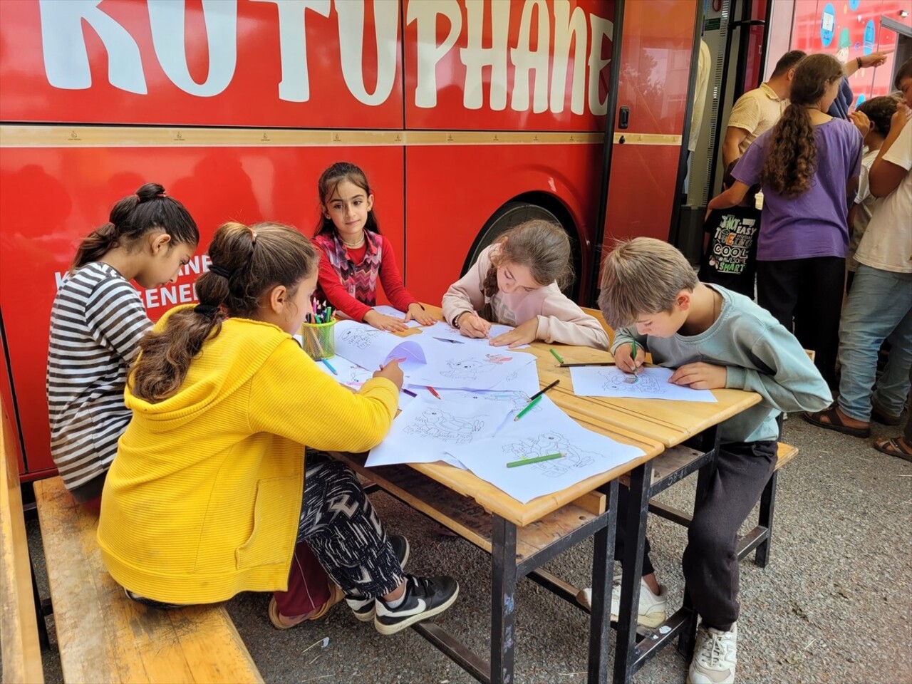 Samsun'daki Gezici Kütüphane, mevsimlik tarım işçilerinin çocuklarının kitap ve oyunlara...