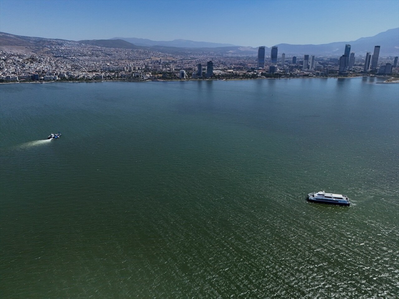 Çevre, Şehircilik ve İklim Değişikliği Bakanlığı ekipleri, İzmir Körfezi'nde meydana gelen balık...