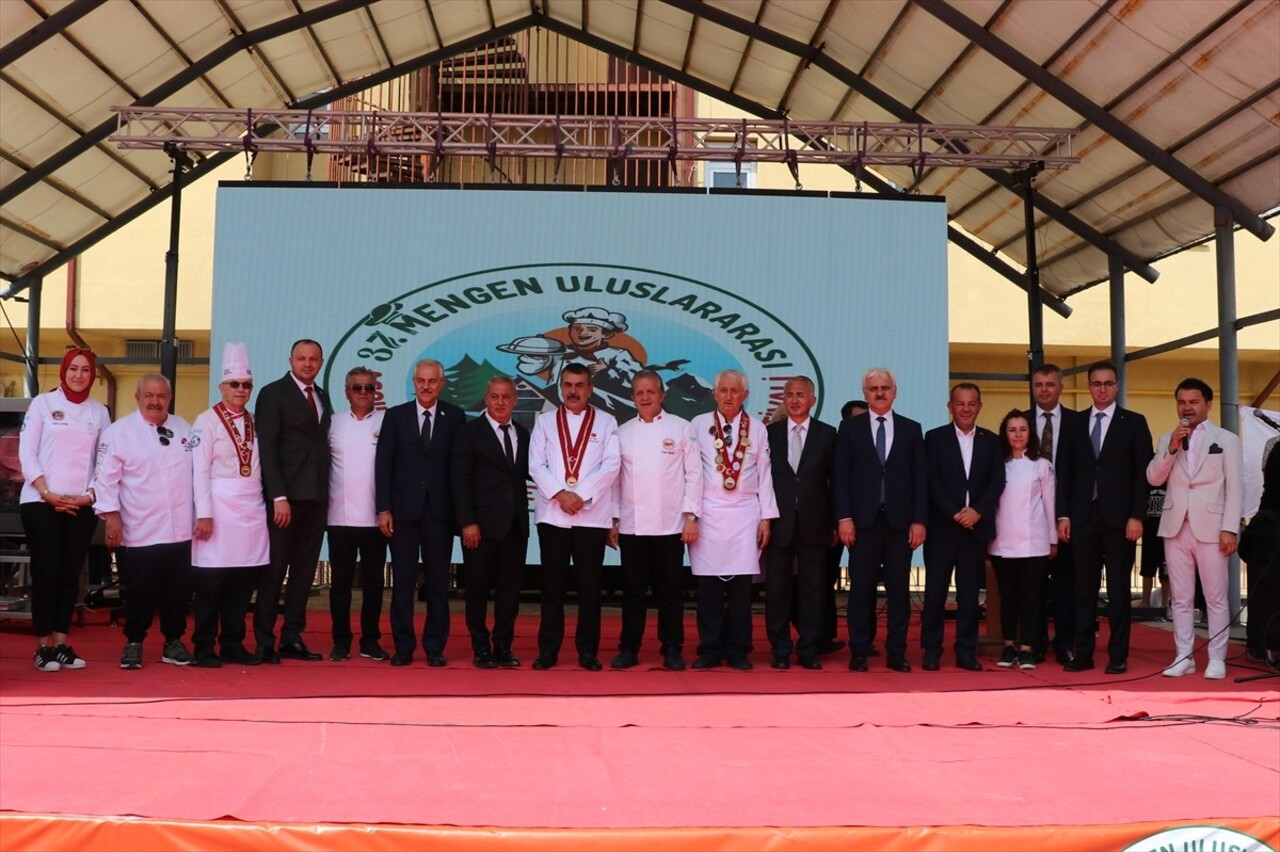 Milli Eğitim Bakanı Yusuf Tekin (sağ 3), Bolu'nun Mengen ilçesinde düzenlenen 37. Mengen...