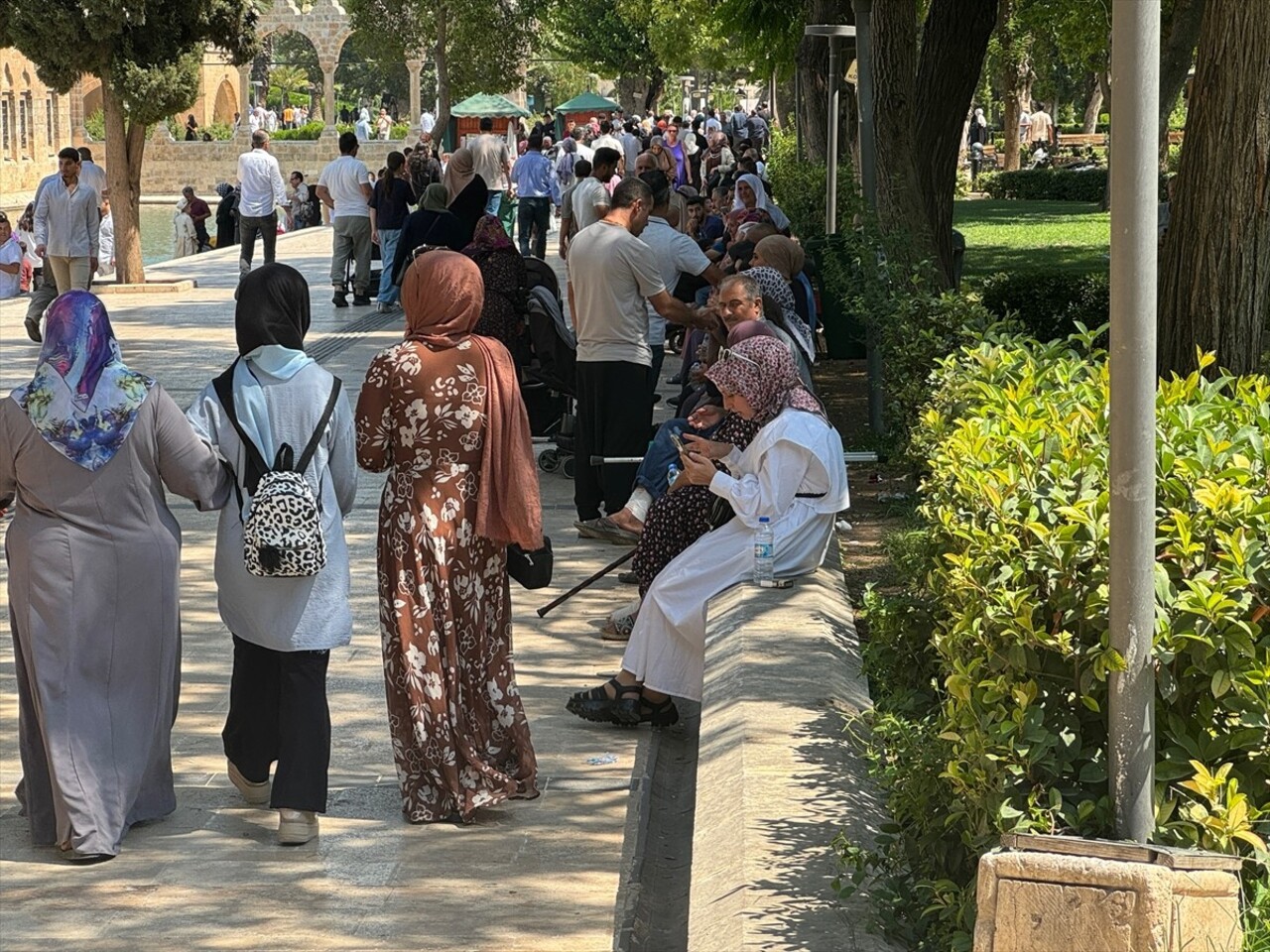 Şanlıurfa'da sıcak hava, hayatı olumsuz etkilemeye devam ediyor. Kent sakinleri, parklarda ve...