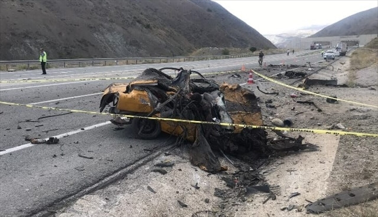 Erzincan'da tır ile otomobilin çarpıştığı kazada biri çocuk 4 kişi yaşamını yitirdi, 2 kişi...