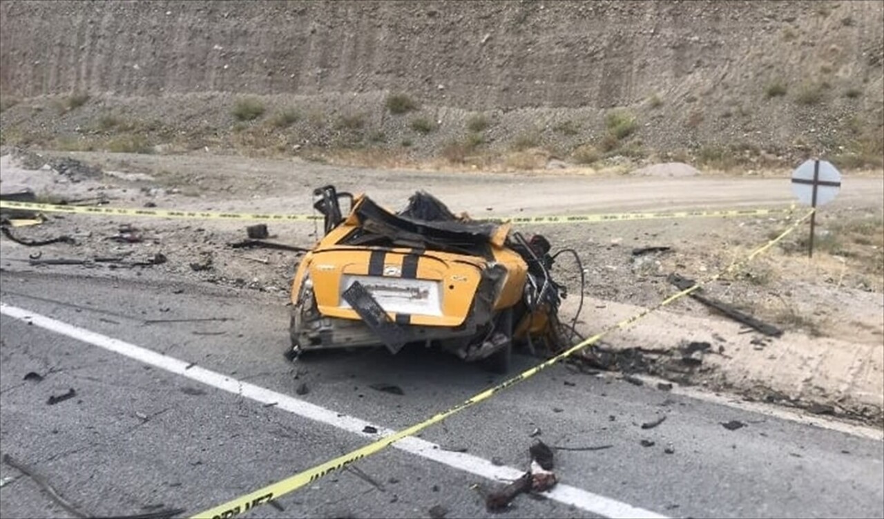 Erzincan'da tır ile otomobilin çarpıştığı kazada biri çocuk 4 kişi yaşamını yitirdi, 2 kişi...