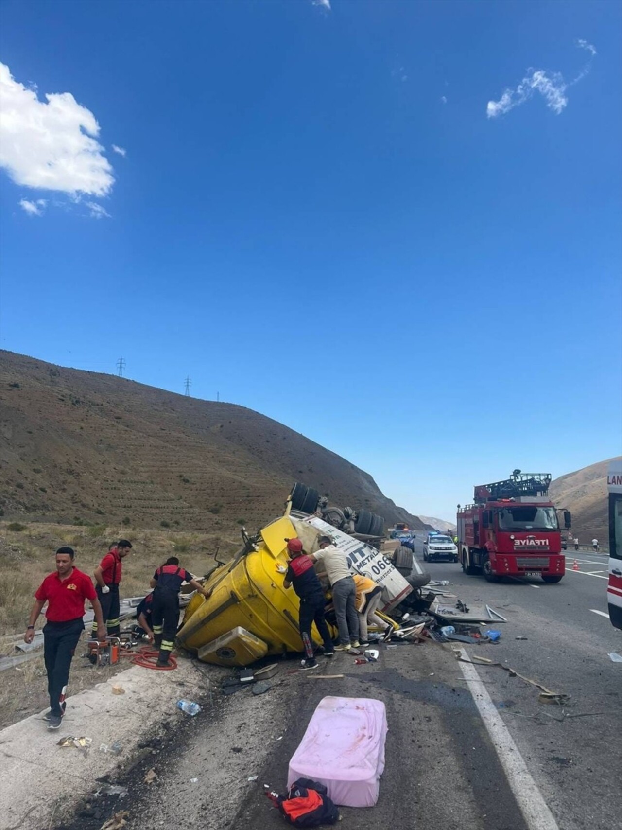 Erzincan'da tır ile otomobilin çarpıştığı kazada biri çocuk 4 kişi yaşamını yitirdi, 2 kişi...