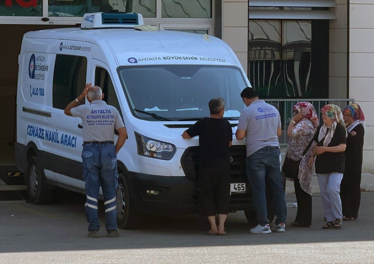 Antalya'da özel bir huzurevinde çıkan yangında hastaneye kaldırılan 3 kişiden biri hayatını...