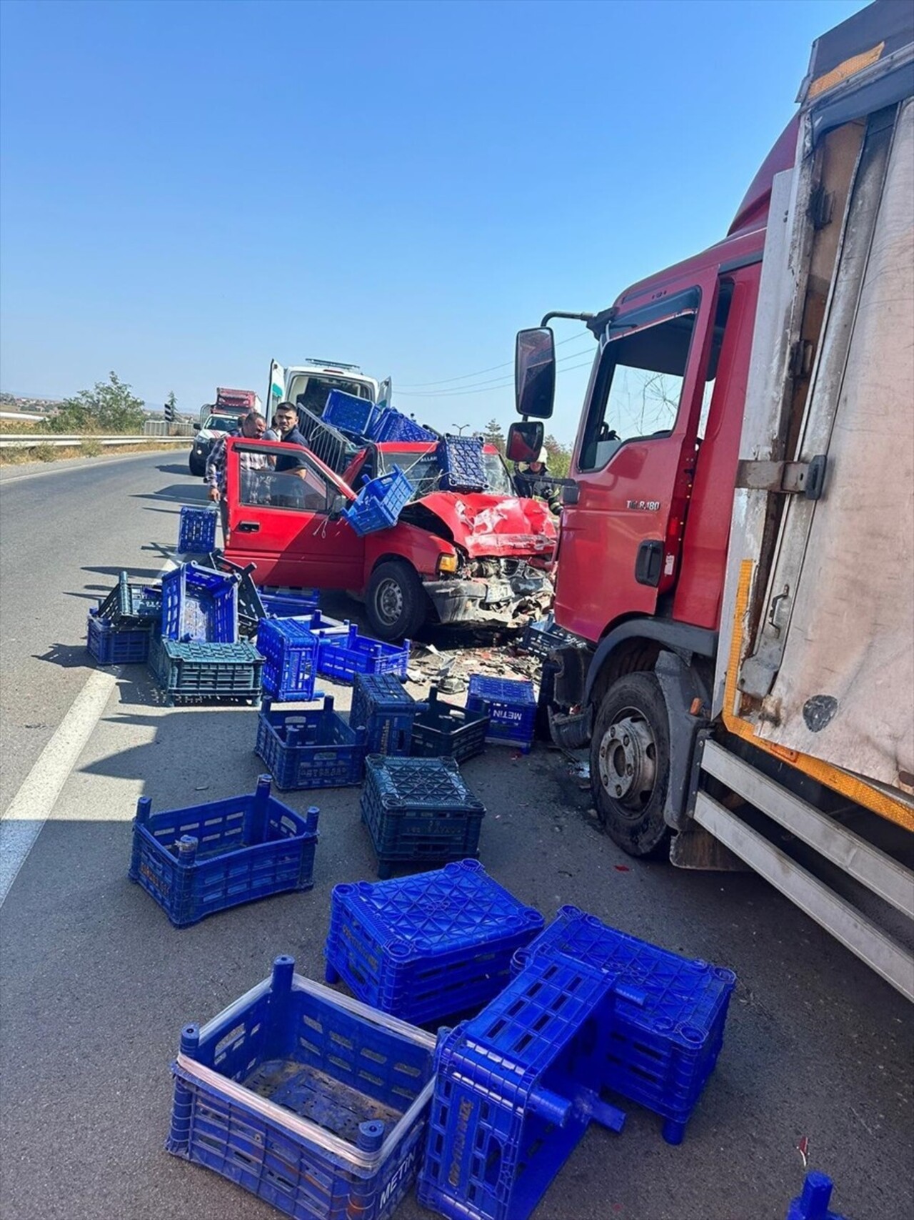 Tekirdağ'ın Ergene ilçesinde kamyonla kamyonetin çarpışması sonucu 1 kişi hayatını...