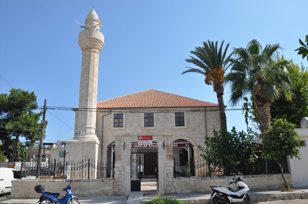 Mersin'in Silifke ilçesinde, feribot beklerken çocuklarının solunum cihazını çalıştırmak için...