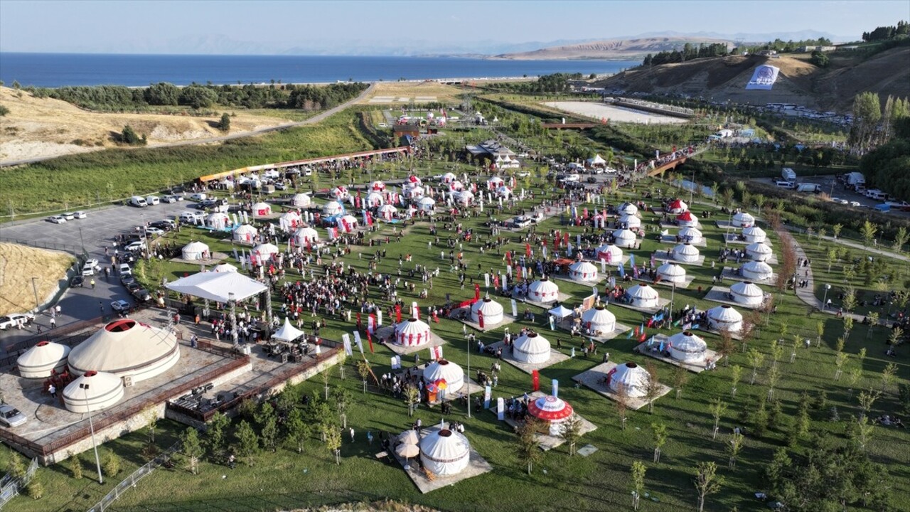 Bitlis'in Ahlat ve Muş'un Malazgirt ilçelerinde düzenlenen Malazgirt Zaferi'nin 953. yıl dönümü...