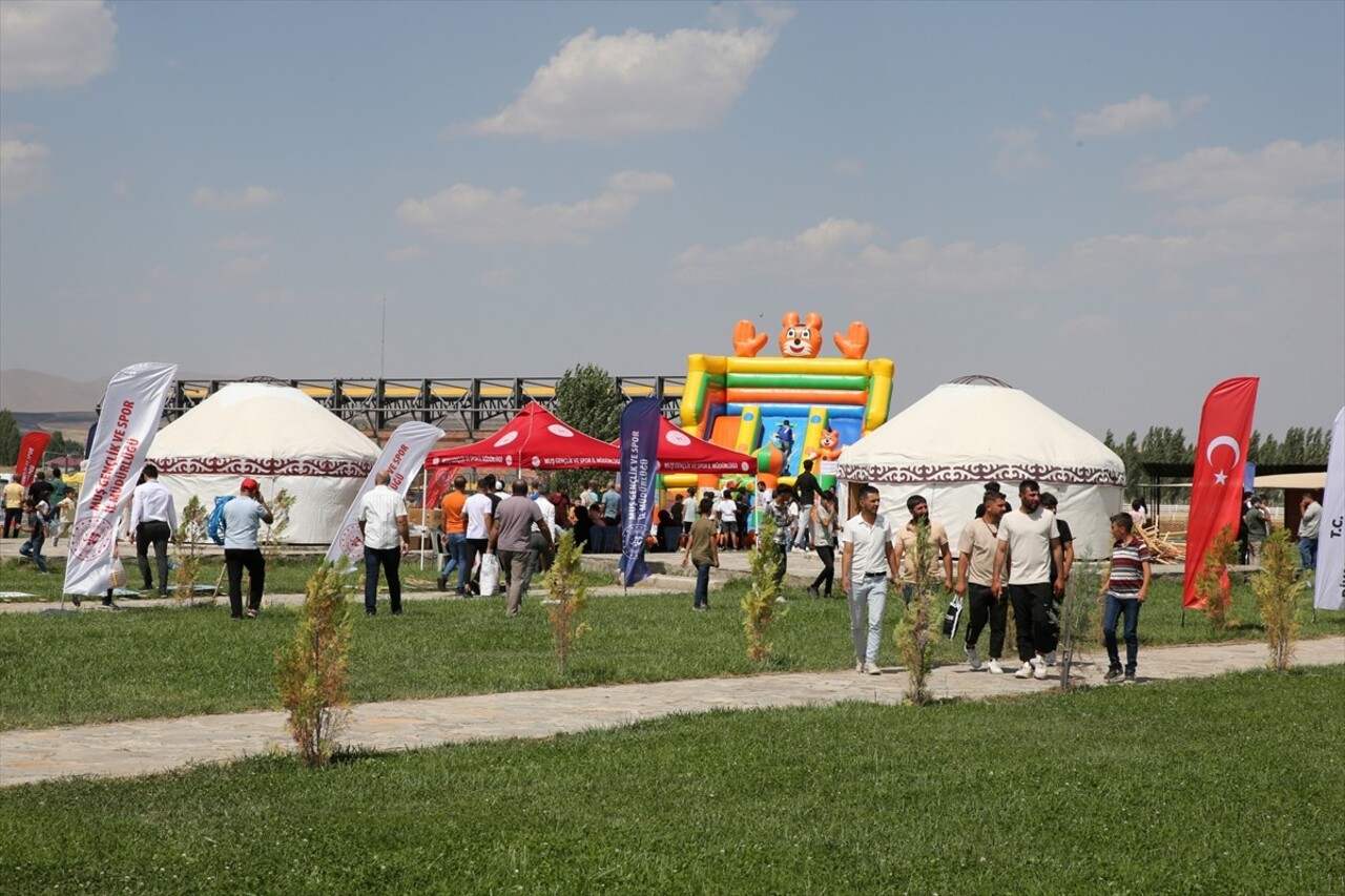 Muş'un Malazgirt ilçesinde düzenlenen Malazgirt Zaferi'nin 953. yıl dönümü kutlamaları renkli...