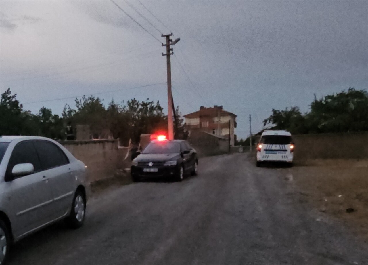 Konya'nın Kulu ilçesinde bir kişi, pompalı tüfekle eşini yaraladı, 5 yaşındaki kızını öldürdü....